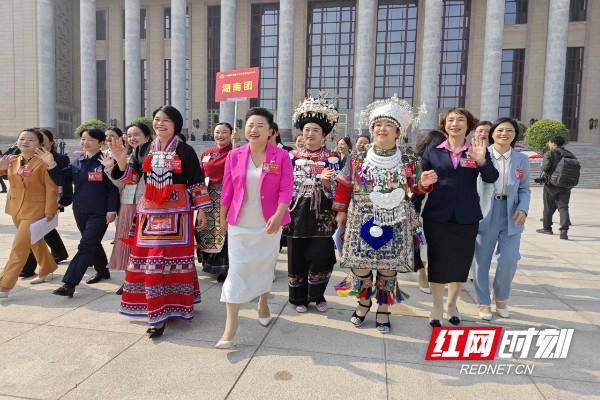 湖南召开第十四次妇代会 民族风景亮丽呈现